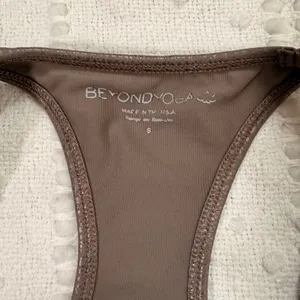 Beyond Yoga Womens Metallic Snakeskin Racerback‎ Crop Top Shelf Bra Bronze Small thumbnail 4