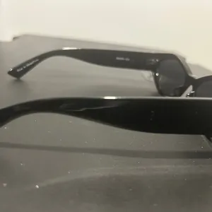 Chic Black Sunglasses thumbnail 6