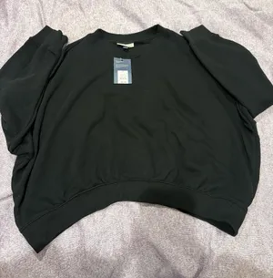 Universal Threads NWT Black Cropped Sweatshirt thumbnail 1