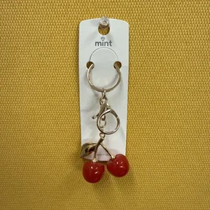 Mint-Cherry Keychain Charm Red Gold Tone w/ Gold Tone Leaf NWT Purse Bag Charm‎ thumbnail 2