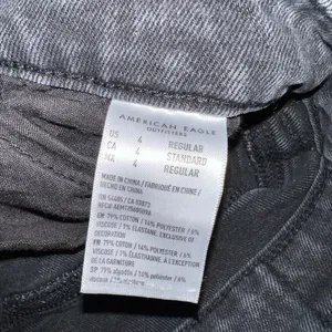 American Eagle Stretch Mom Jean in Black Size 4 Regular thumbnail 12