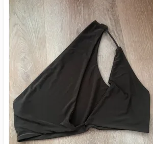 PrettyLittleThing Khaki One-Shoulder Cutout Crop Top Size 2 thumbnail 2