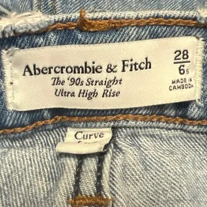 Abercrombie & Fitch Blue Distressed 90s Straight High Rise Denim Jeans Size 28 thumbnail 4
