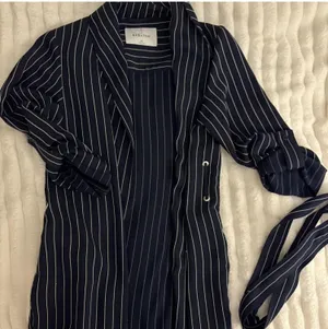 Aritzia (babaton) navy blue pinstripe blazer/jacket with tie waist belt included thumbnail 1