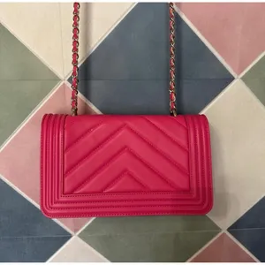 Badgley Mischka Hot Pink Chevron Quilted Crossbody Bag Silver Hardware thumbnail 5