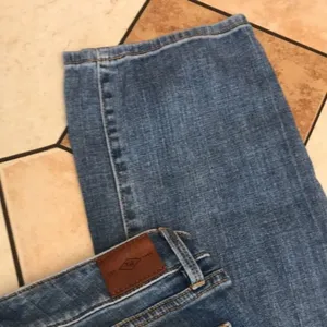 Tommy Hilfiger light wash high waisted denim jeans size 6 thumbnail 4