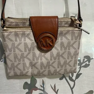 Michael Kors Crossbody thumbnail 2