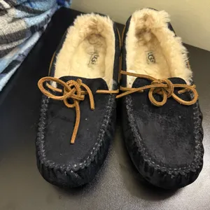 UGG Dakota Moccasin Black Women Size 9 thumbnail 2