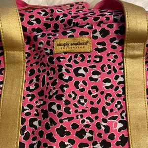 Simply Southern Weekender Bag excellent condition pink , gold and black high 13” thumbnail 13