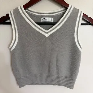 Hollister Grey V-Neck Cropped Sweater Vest Preppy Striped Trim Small‎ thumbnail 1