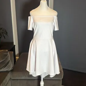 Sarin Matthew’s Women’s White Off The Shoulder High Low Dress Size M thumbnail 3