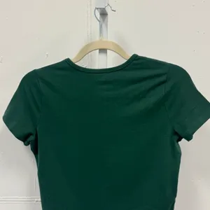 Hollister Women's Forest Green Front Cutout Short Sleeve Crop Top T-shirt Medium thumbnail 4