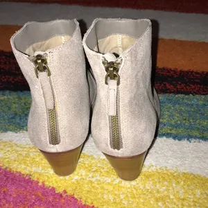 Tesori Raven Khaki Suede ankle booties size 9.5 thumbnail 4