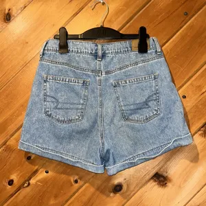 American Eagle mom shorts slouchy pleated denim stretch shorts thumbnail 4