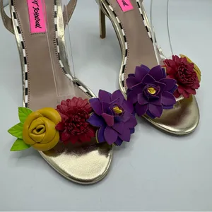Betsey Johnson Fluer Sandals Heels Flower embellished Size 7.5 Gold Metallic thumbnail 6