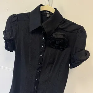Y2K 2010s Bebe Black Silk Blend Crinkle Rosette Blouse Short Sleeve XS thumbnail 3