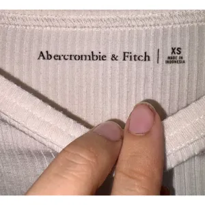 Abercrombie & Fitch White Ribbed Knit Cropped Long Sleeve Crop Top Women Size XS thumbnail 4