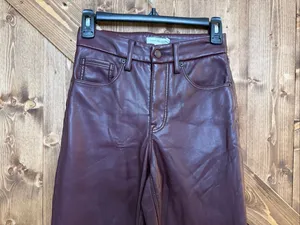 Good American Women’s Faux Leather Straight Leg Pants Burgundy READ Size 2/26 (9 thumbnail 3
