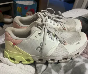 Women’s On Cloud Cloud Shoes thumbnail 1