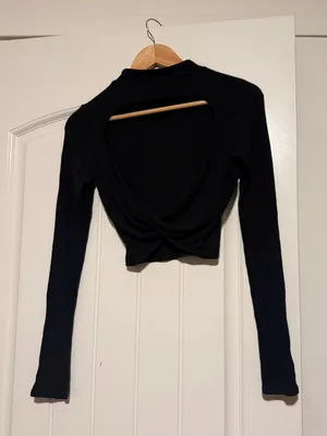 ALO Yoga Black mock neck Long-Sleeve Crop Top open back thumbnail 4