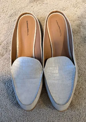 Universal Threads Cream Croc-Embossed Slip-On Loafers thumbnail 1