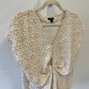 Ann Taylor Tan White Floral Damask Twist Front V-Neck Blouse Top Size Med thumbnail 4