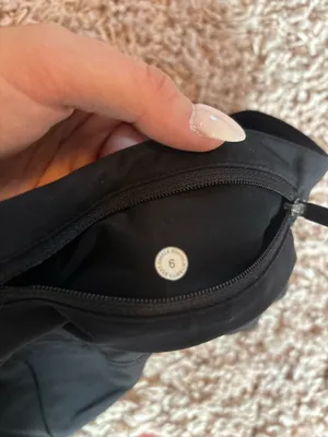 Black Lululemon 2.5” Speed Up Shorts Size 4 thumbnail 2