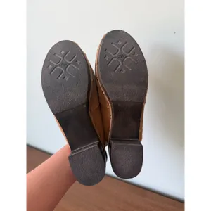 Ugg 7 Womens Chestnut Suede Leather Sherpa Lined Studded Slip On Mule Clog thumbnail 5