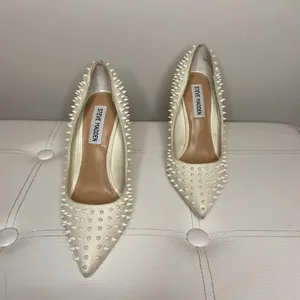 Steve Madden Off White Studded Vala Si Vala Heels Sz 5.5 thumbnail 2