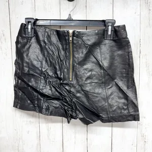 Sparkle & Fade Shorts Women 4 Black Leather Zip‎ Back Outseam Detail Chic Goth thumbnail 7