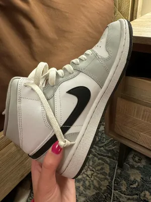 Air Jordan Nike 1 Mid Women’s 8 thumbnail 7
