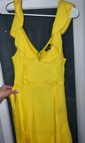 Stunning yellow dress size Medium thumbnail 1