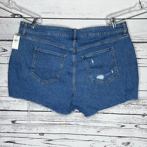 Old Navy NWT Size 18 Plus Blue Denim Mid-Rise Distressed Boyfriend Jean Shorts thumbnail 2