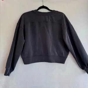 Lululemon Sweatshirt Black Cropped Crewneck Pullover Size 4 Cozy Athleisure Top thumbnail 3