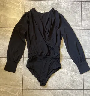 Halara NWOT Black Surplice Wrap Long Sleeve Bodysuit Puff Shoulder Size Medium thumbnail 1