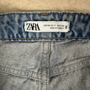 ZARA High Waisted Wide Leg Light Wash Denim Jeans Frayed‎ Hem Size 24 thumbnail 2