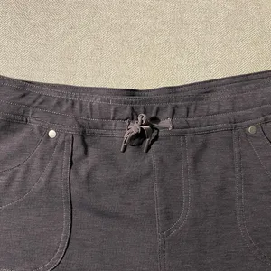 medium cargo skort in charcoal. thumbnail 8