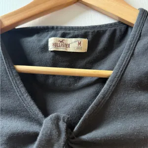 Hollister Black Tie Front Bodysuit Size Medium V Neck Fitted Top thumbnail 4