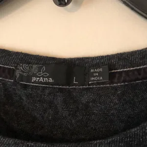Prana Lace Sleeve Pullover Top Womens Size Large Dark Gray Athleisure Workout thumbnail 4
