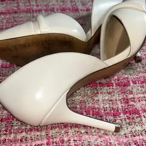 Vince Camuto Size 6 Cream Heels thumbnail 14