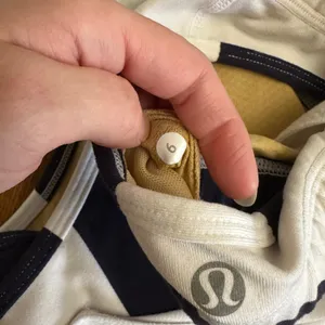 Lululemon Women’s Size 6 White Navy Racerback Tank Top‎ Built-In Bra Yoga Gym thumbnail 3