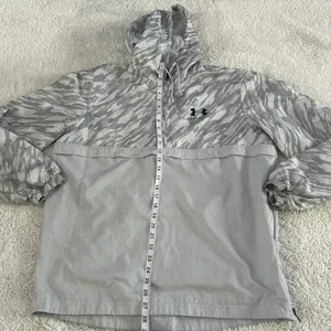 Under Armour Women's Sz L Gray Camo Windbreaker Anorak Jacket Athleisure Luxe thumbnail 4