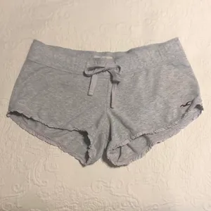 Hollister Y2K Low Rise Ruffle Shorts thumbnail 2