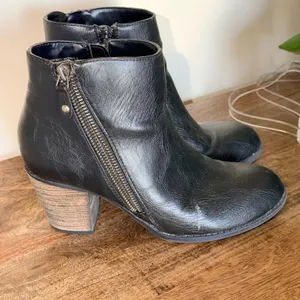 Black Side Zip Ankle‎ Boots Womens 8 Stacked Heel Casual Booties Boho Chic Indie thumbnail 3