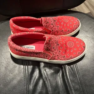 Steve Madden Red Patterned Slip-On Shoes thumbnail 6