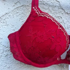 PINK - Victoria's Secret 32A dream girls push-up red Lacey gold trim bra thumbnail 2