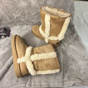 Classic Shearling-Lined Women’s Winter Boots in Tan size 8 thumbnail 4
