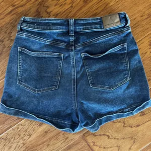 American Eagle Highest Rise Mom Jean Shorts Women’s 4 Medium Dark Wash Denim thumbnail 3