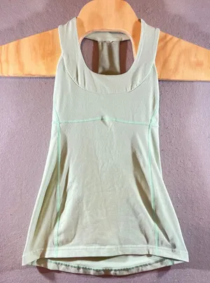 653 | Lululemon Mint Green Racerback Athletic Tank‎ Top Built In Bra Womens 4 thumbnail 1