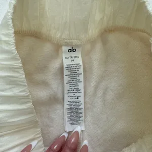 Alo Yoga Shorts thumbnail 3